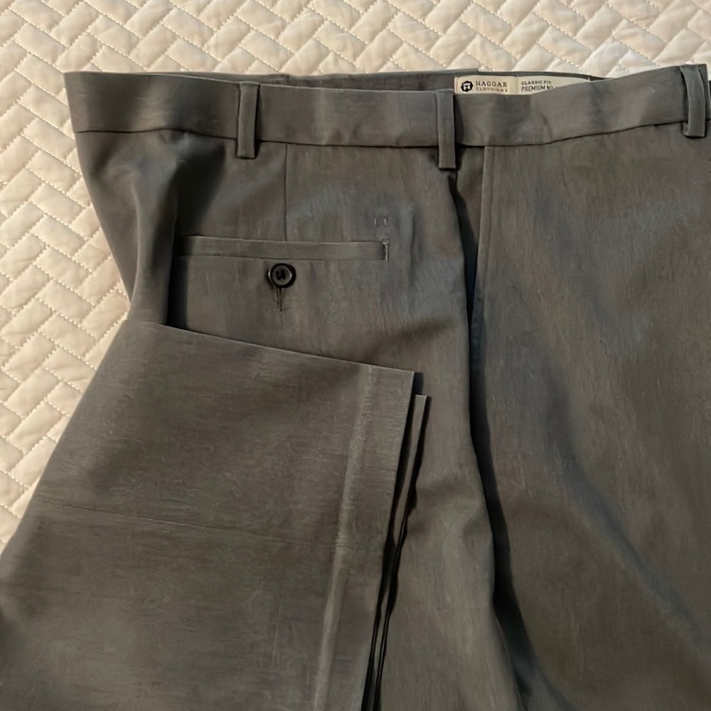 Haggar Classic Fit with stretch waist band Men’s Flat Front Size W38 x L32